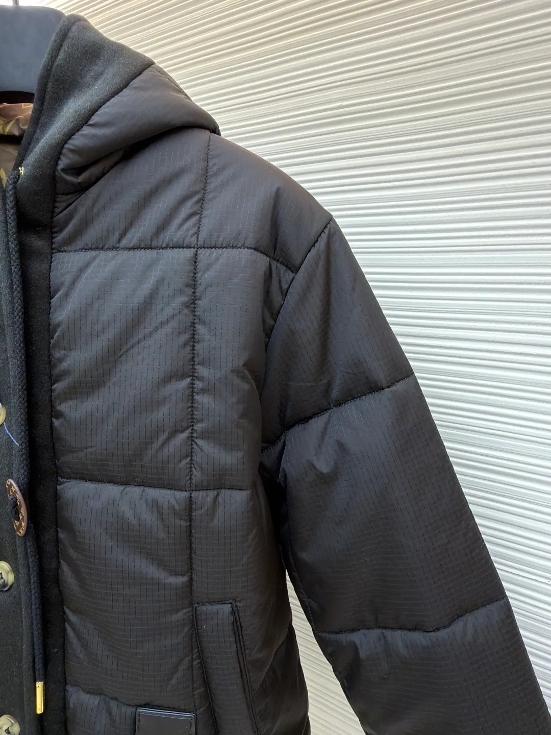 LOUIS VUITTON tear-resistant quilted hooded jacket ●Item number: 1681321-C65 ●Fabric: polyester fiber fabric ●Technology: Printing ●Color: black ●Version: Fitted version ●Weight: about 670 grams ●Size: 36-38-40 ●Description: This style adopts a neat straight cut, which hides the lean body and allows free movement. The hood is equipped with a drawstring, which is windproof and practical. The inner lining is decorated with the brand's unique print, highlighting its unique personality in every detail, creating a dual charm both inside and outside. This style of clothing focuses on functional fabrics. The main fabric is made of 100% nylon, giving it excellent wear resistance and strength; the lining is 100% polyester, which brings a smooth touch and improves breathability and moisture removal. Made of polyester and cotton blend in some areas, it balances comfort and durability. In addition, the specially added polyvinyl chloride coating can effectively enhance the water and wind resistance of the product, making it highly practical. The overall wiring is straight and delicate, the fabric is comfortable and soft, and the color is consistent without color difference. It can be matched with the same style to create a fashionable look and control various occasions. Customized accessories, complete with three standards, same style for men and women!